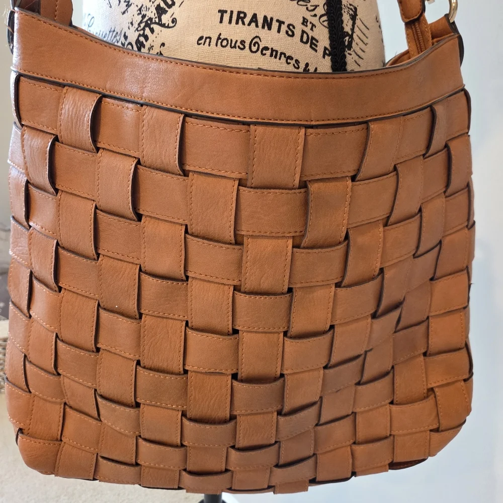 Sondra Roberts Woven/Basket Weave Classic Tan/Brown Shoulder Bag, Large - Picture 3 of 7
